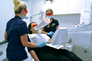 Higienistki stomatologiczne wykonują zabieg wybielanie zębów za pomocą lampy do wybielania Beyond w klinice Dental Medicenter