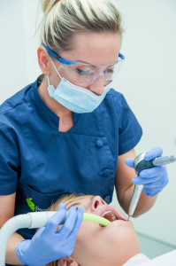 igienistka stomatologiczna w trakcjie zabiugu piaskowania zębów w klinice Dental Medicenter